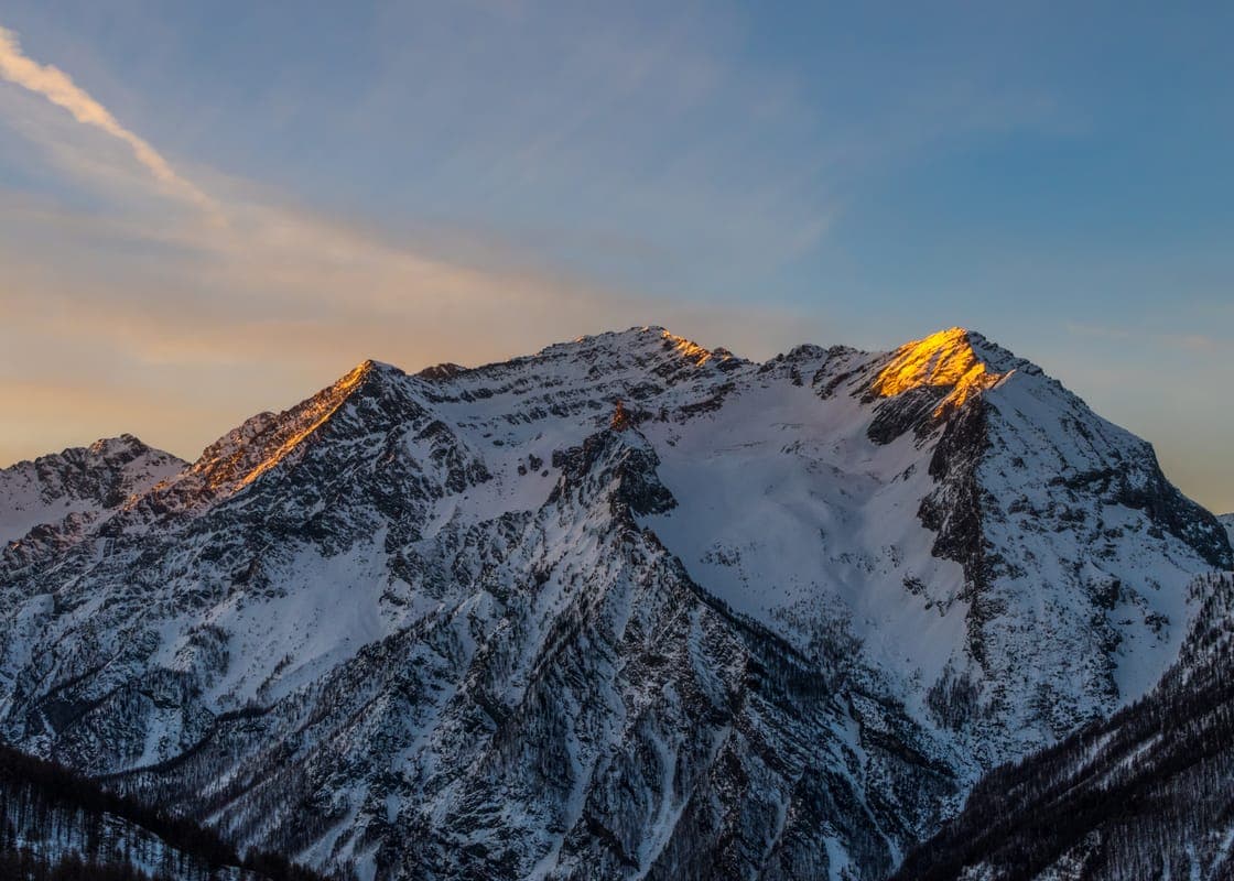 Majestätiska toppar: Vintersoluppgång över snötäckta Alperna, Sestriere, Italien
