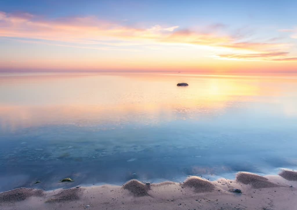 Soluppgång över stilla vatten, Östergarnslandet, Gotland, Gammelgarn