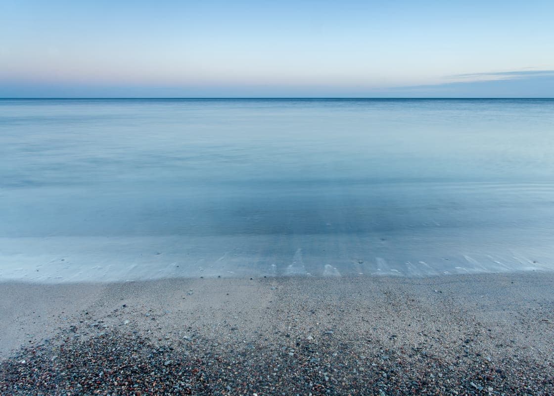 Lugn horisont: Ett kustlandskap en kall vintermorgon, Gotland